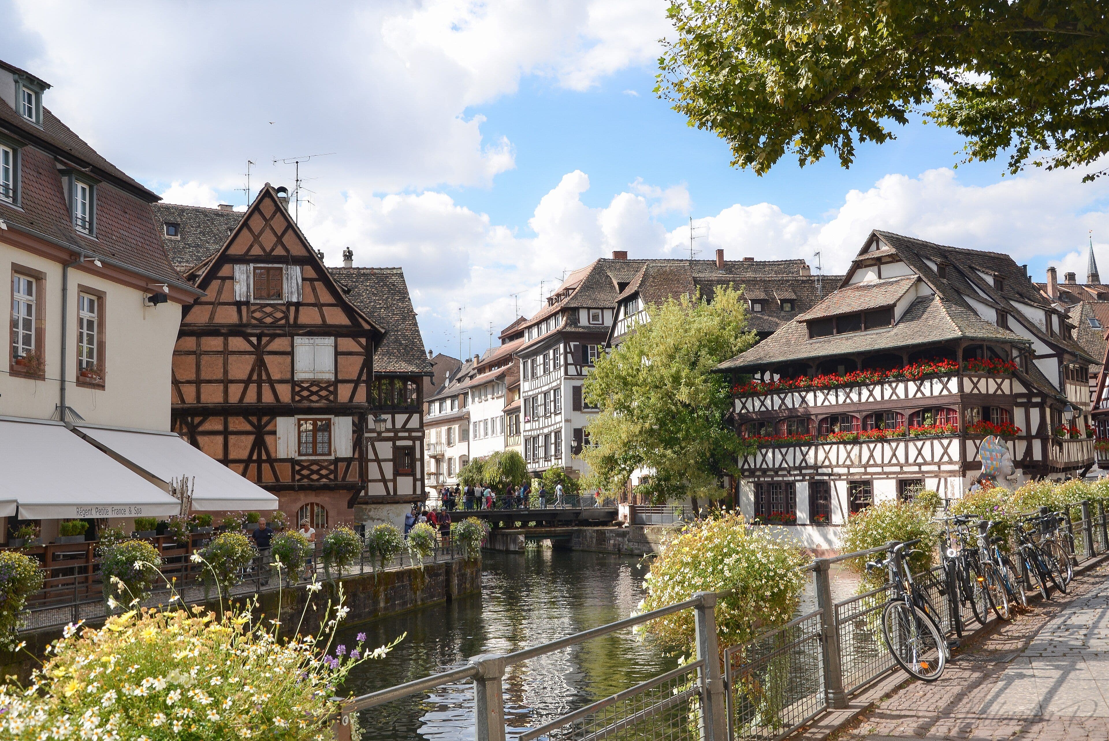 Casas de entramado de madera junto a un canal en el barrio de la Petite France, en Estrasburgo
