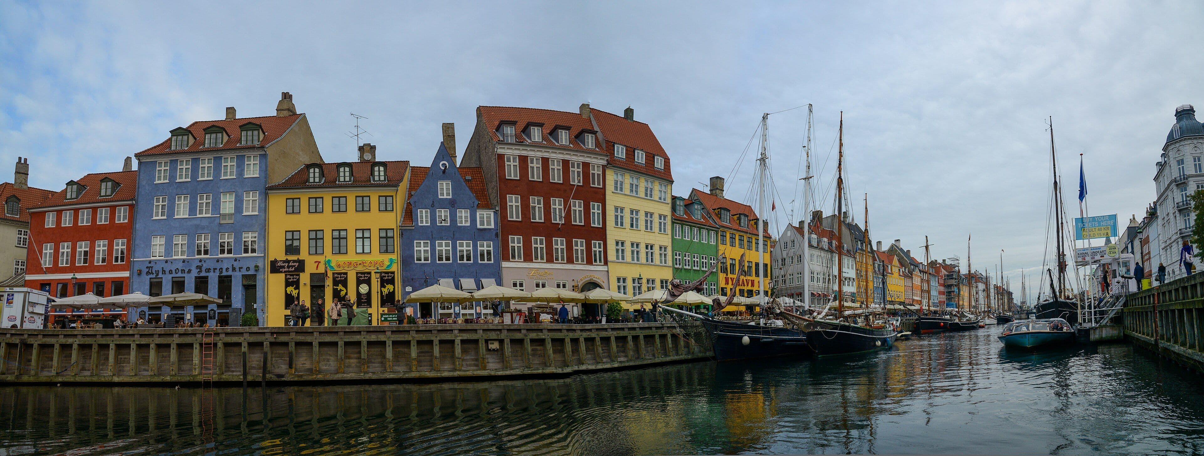 Las fachadas de colores y los veleros del canal de Nyhavn, en Copenhague