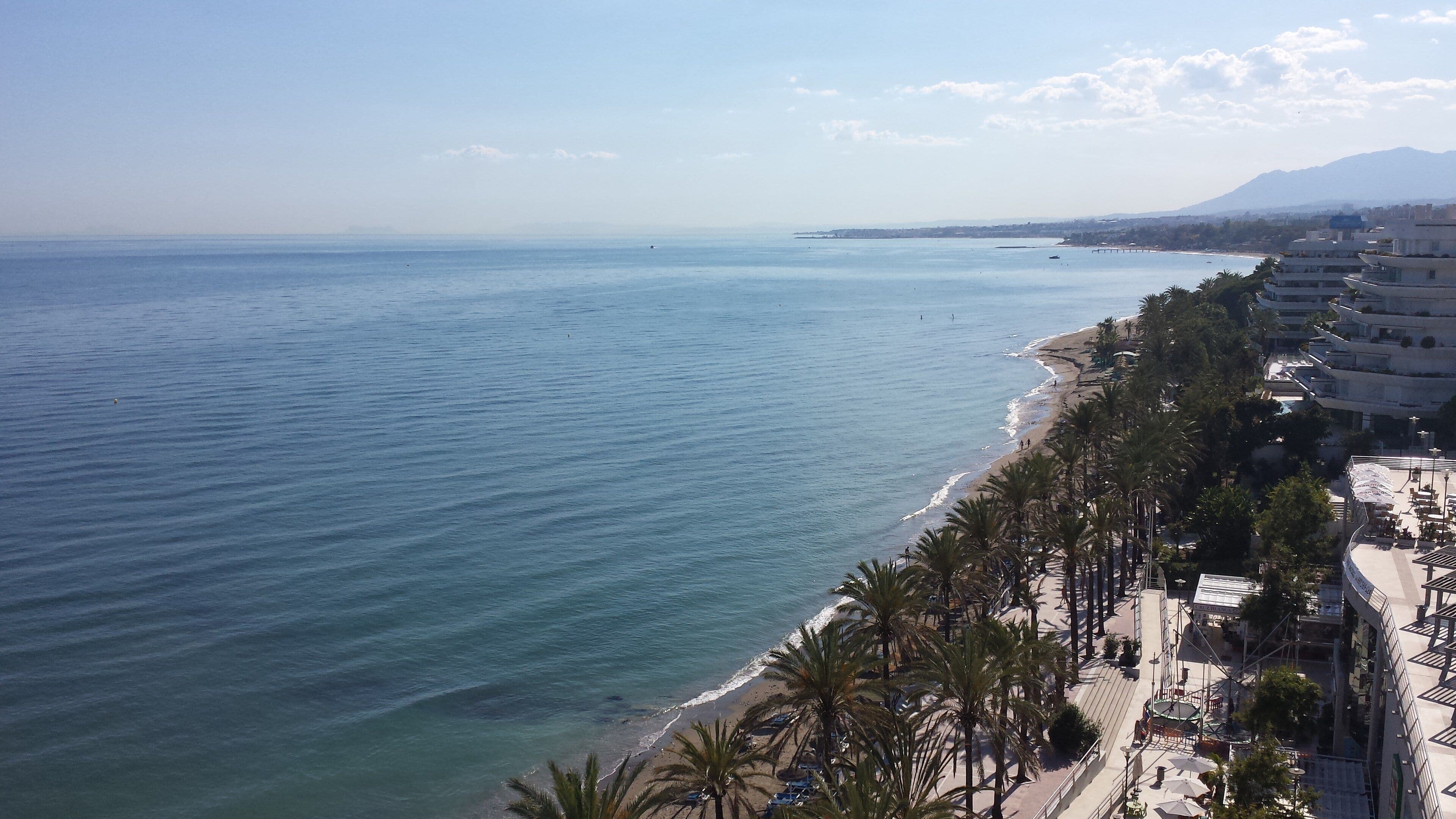 Litoral de Marbella visto desde lo alto: mar turquesa, playa y paseo marítimo con palmeras