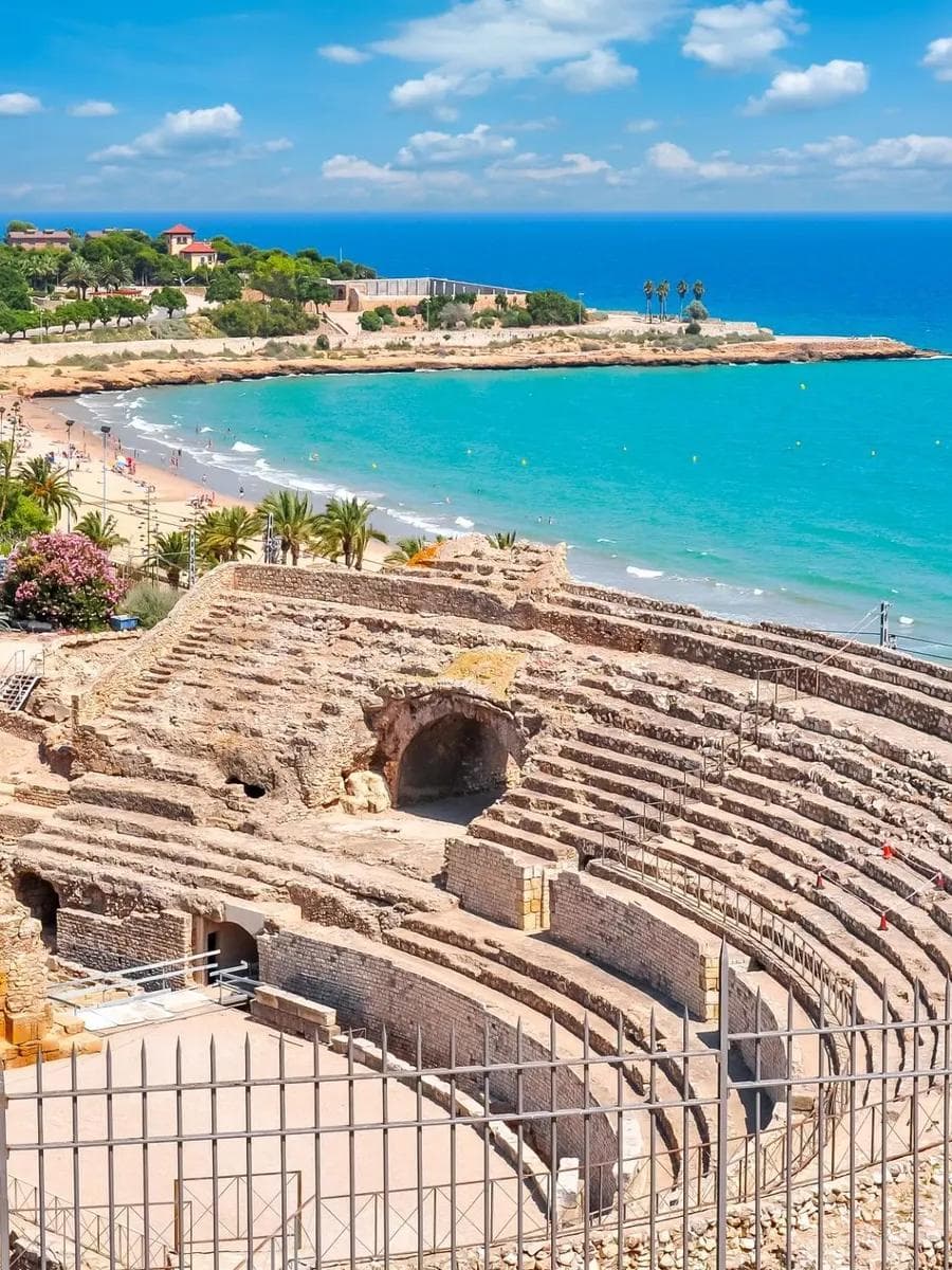 Anfiteatro romano de Tarragona junto a la playa del Mediterráneo
