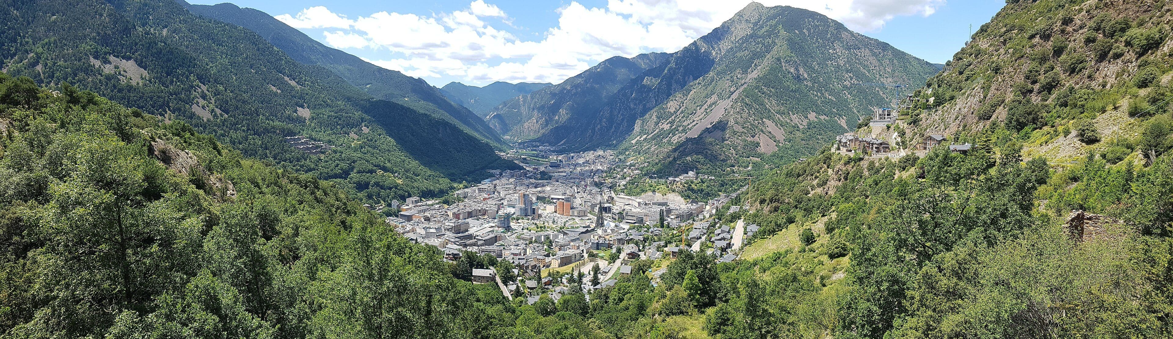 Andorra la Vella en el fondo del valle, rodeada de montañas boscosas