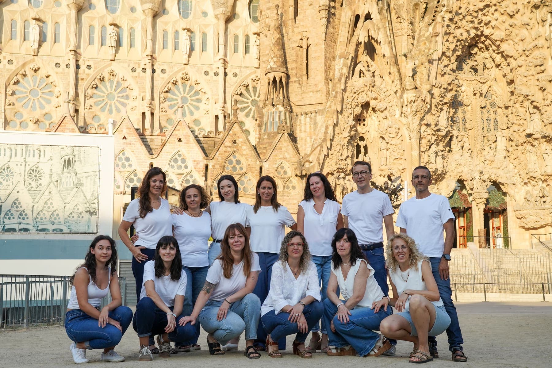 El equipo de Viajes CumLaude delante de la fachada de la Sagrada Familia, en Barcelona