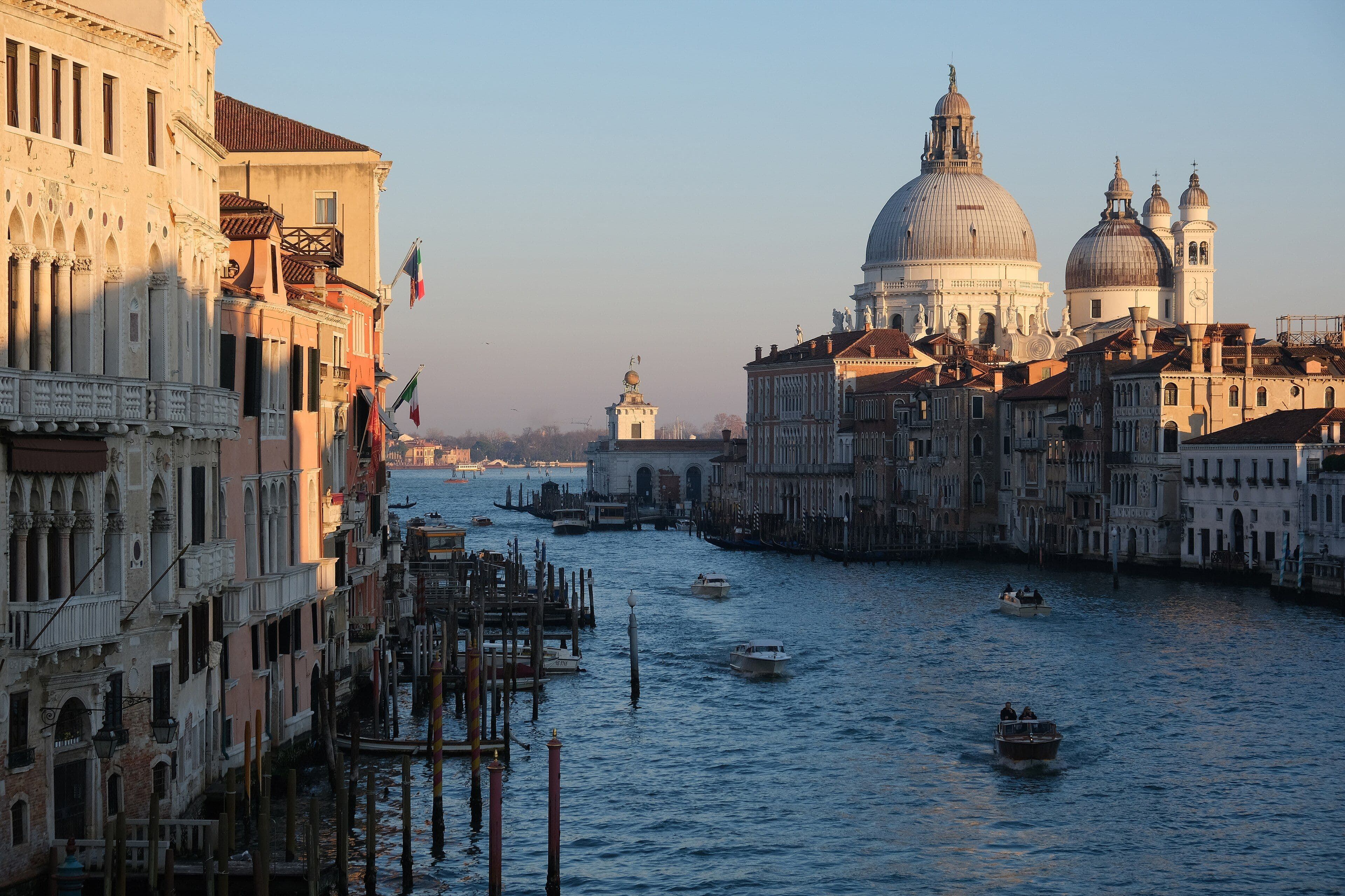 El Gran Canal de Venecia desde el puente de la Academia, con las cúpulas de Santa Maria della Salute al fondo y lanchas navegando