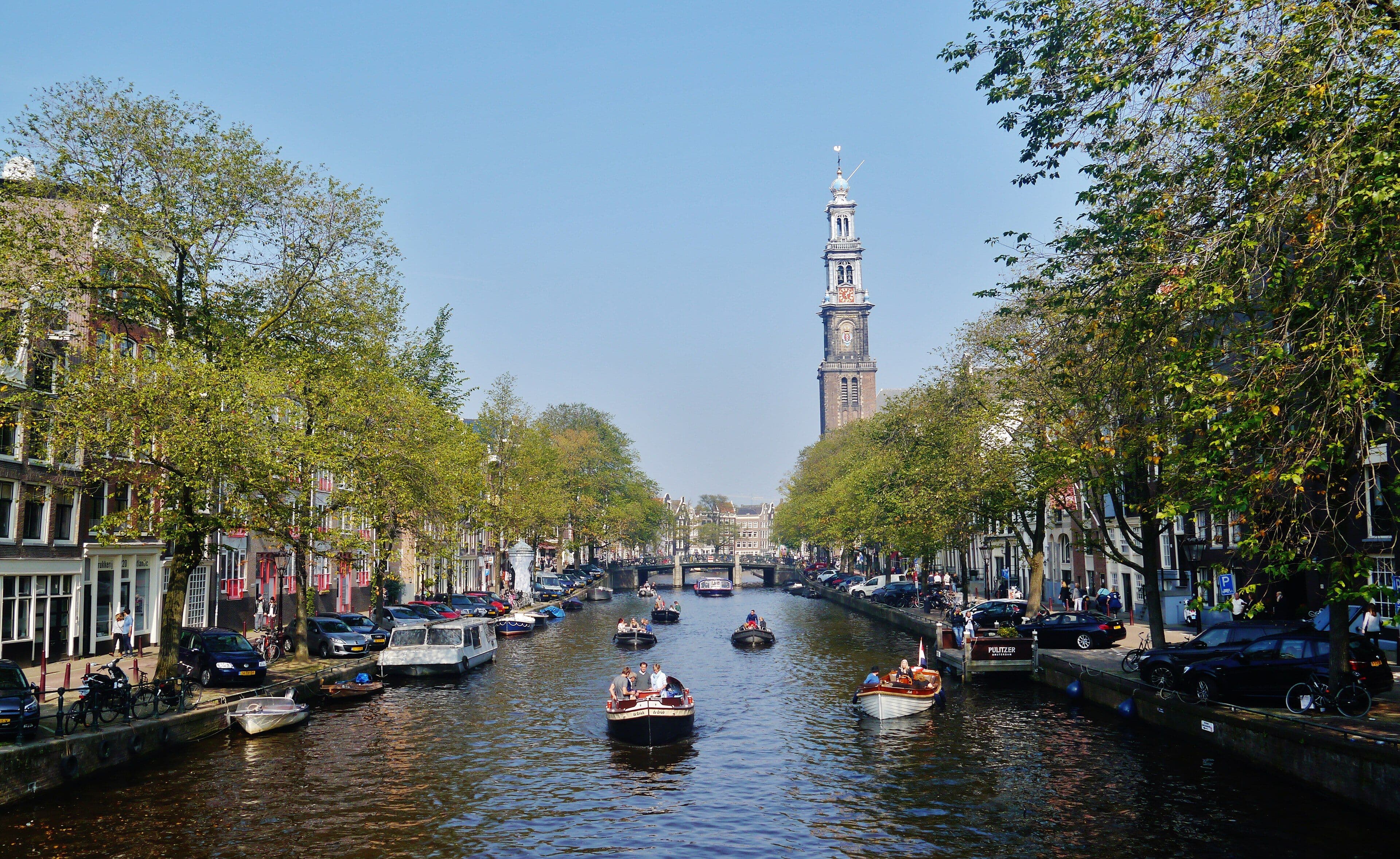 Casas junto a un canal de Ámsterdam y torre Westerkerk