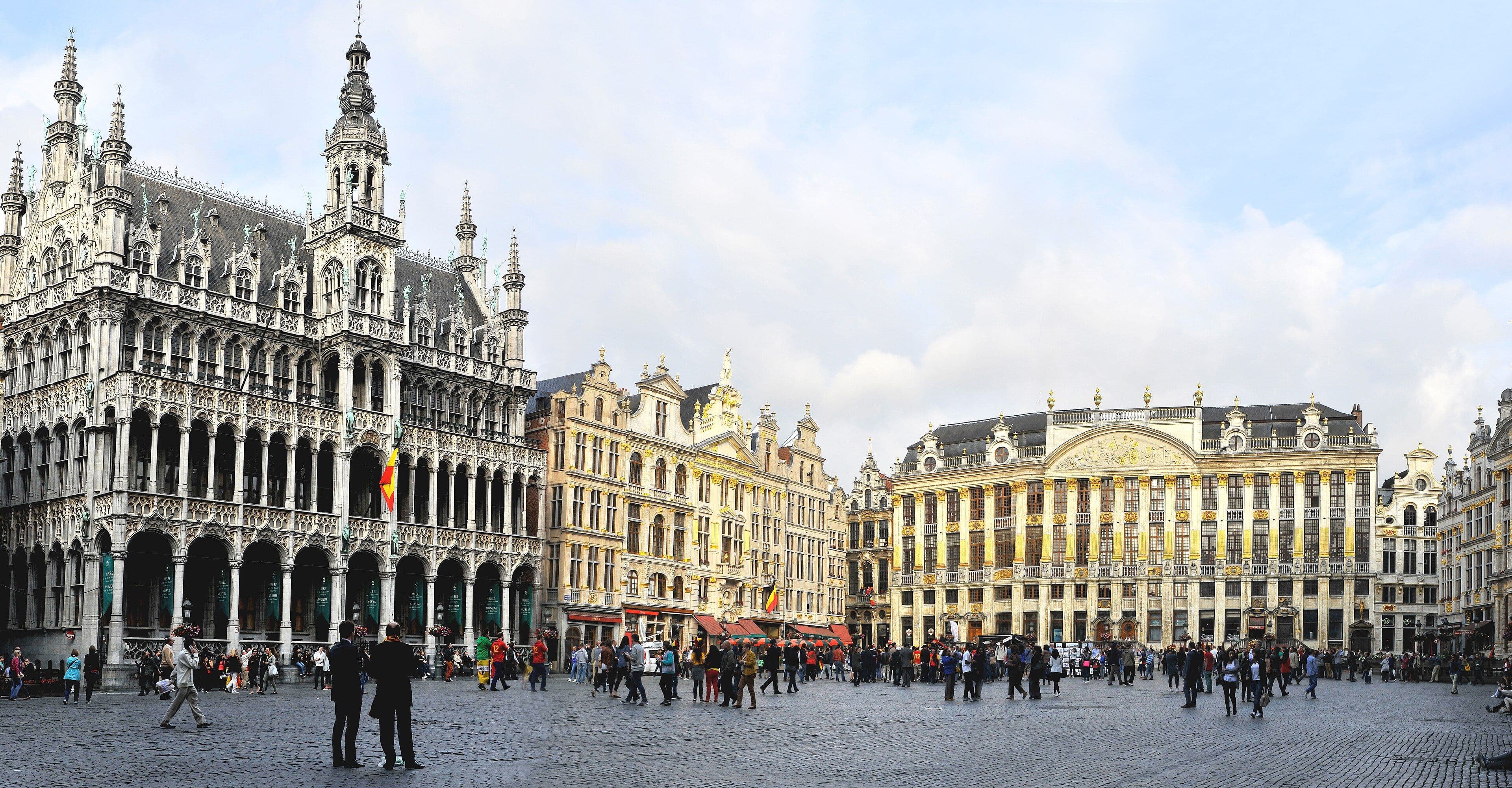 Grand Place de Bruselas con la Maison du Roi y las casas gremiales