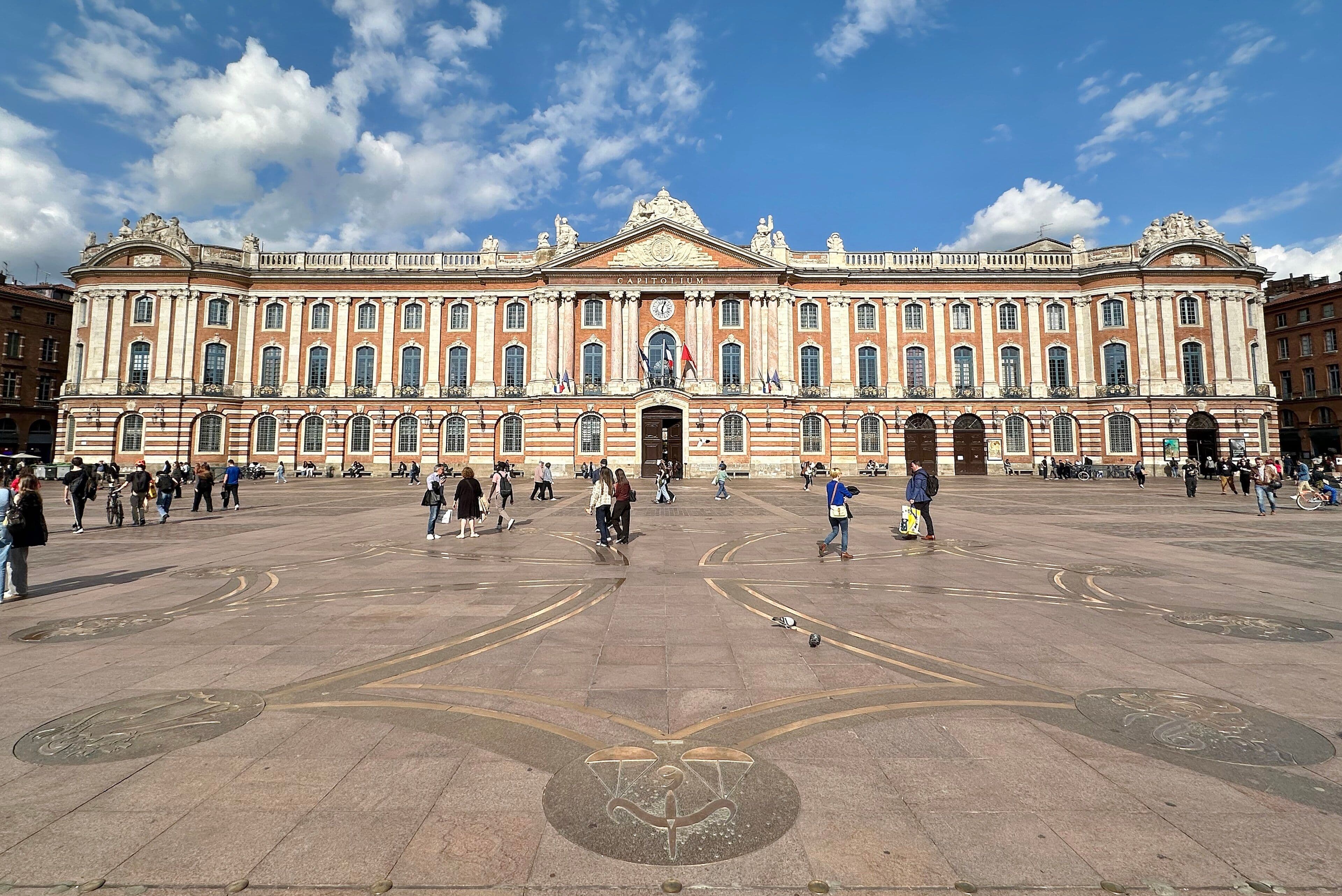 La place du Capitole de Toulouse con la cruz occitana en el pavimento