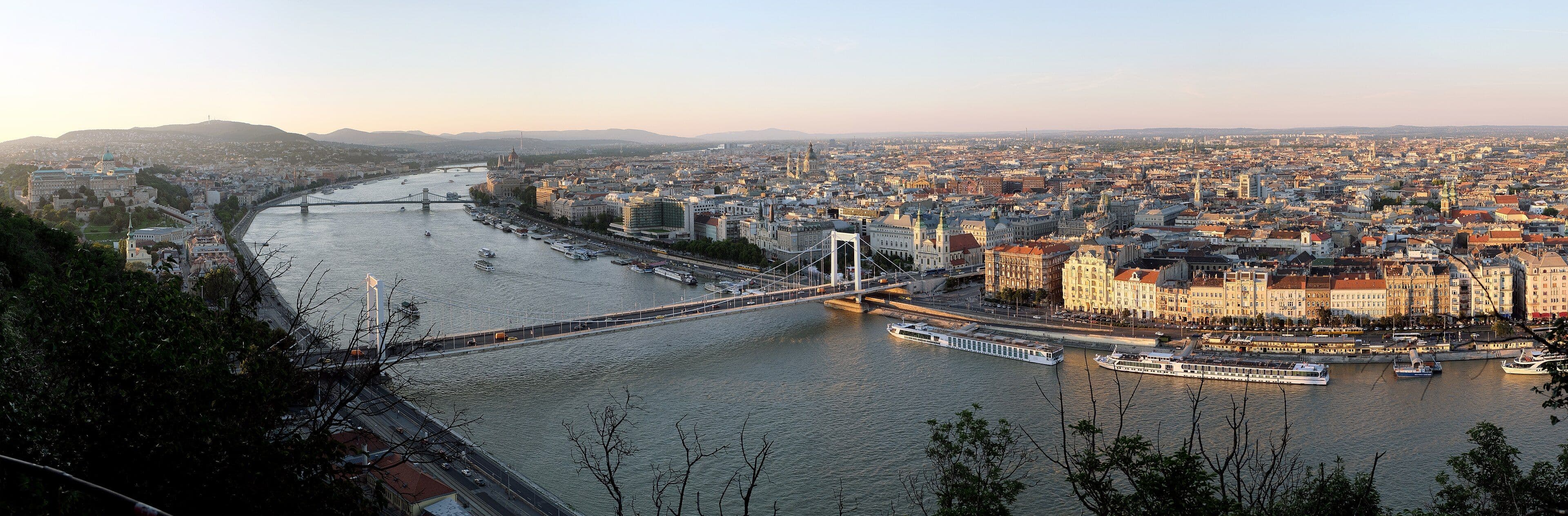 Panorámica de Budapest y el Danubio desde la colina Gellért, al atardecer