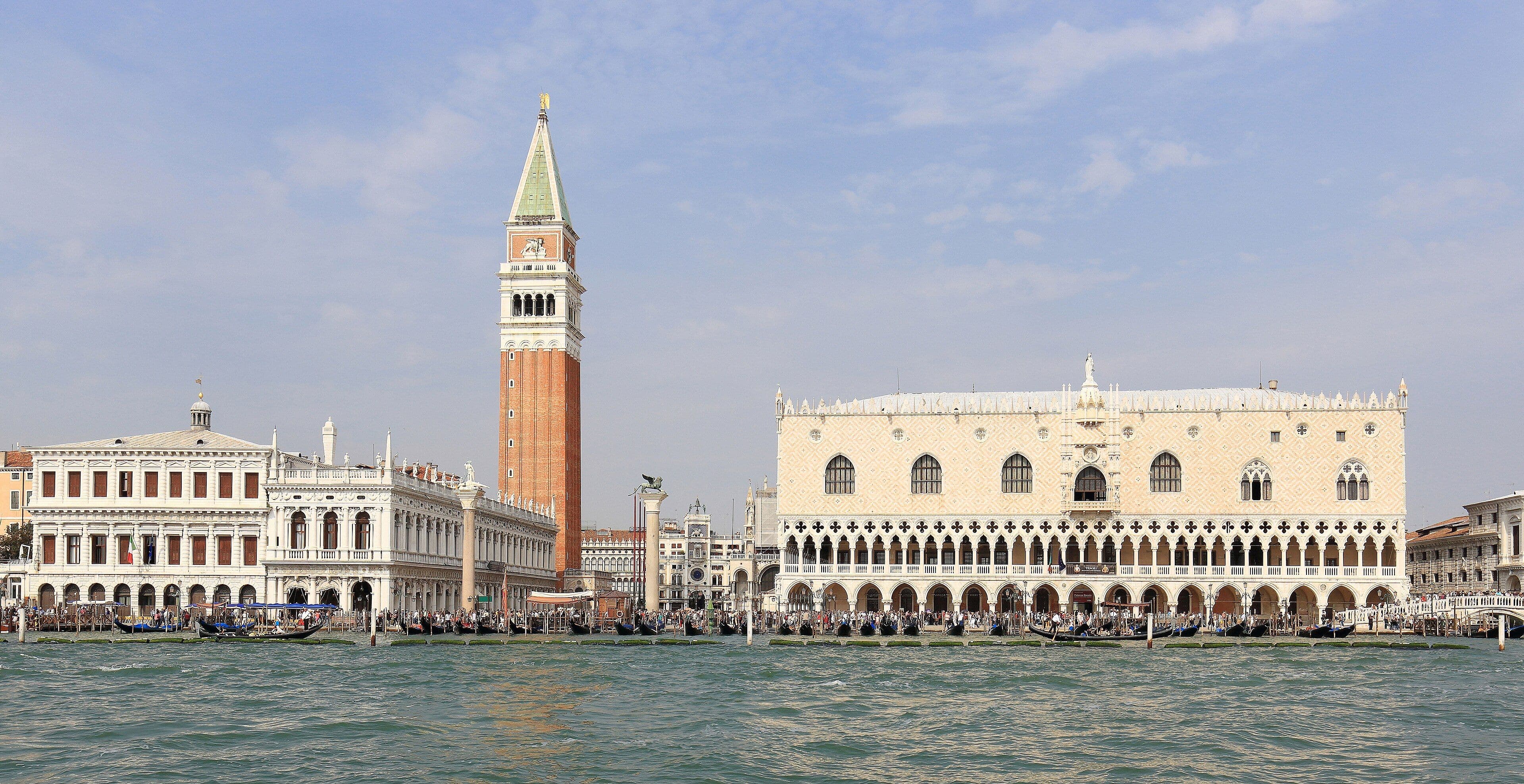 El Campanile de San Marco y el Palacio Ducal de Venecia vistos desde la laguna