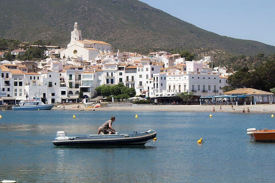 La bahía de Cadaqués con sus casas blancas