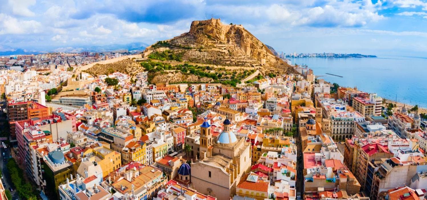 Alicante y el castillo de Santa Bárbara vistos desde el centro de la ciudad