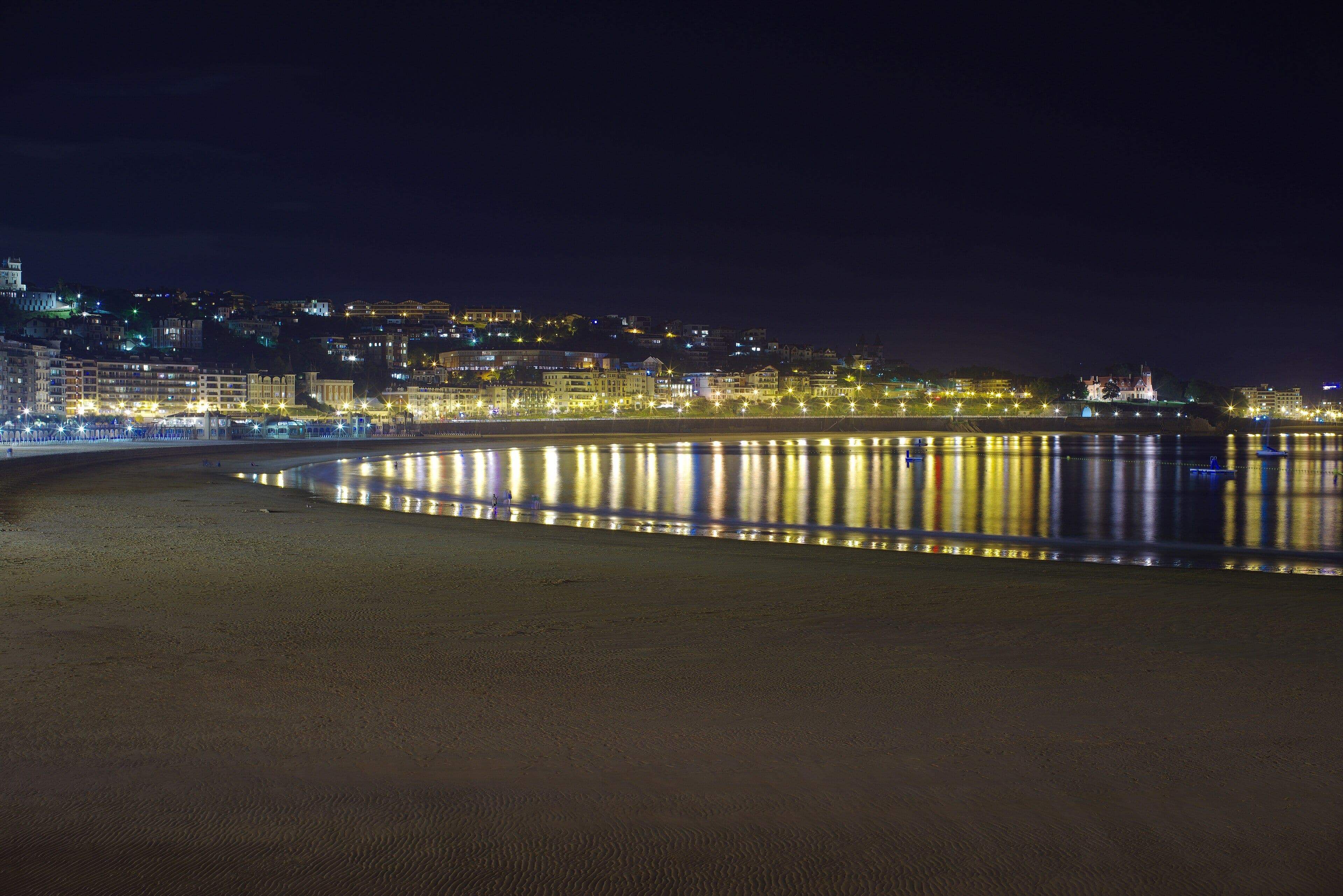 La playa de La Concha en San Sebastián, con la arena y la bahía vistas desde el paseo marítimo