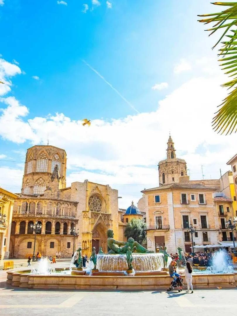 Plaza de la Virgen de Valencia con la catedral y la fuente