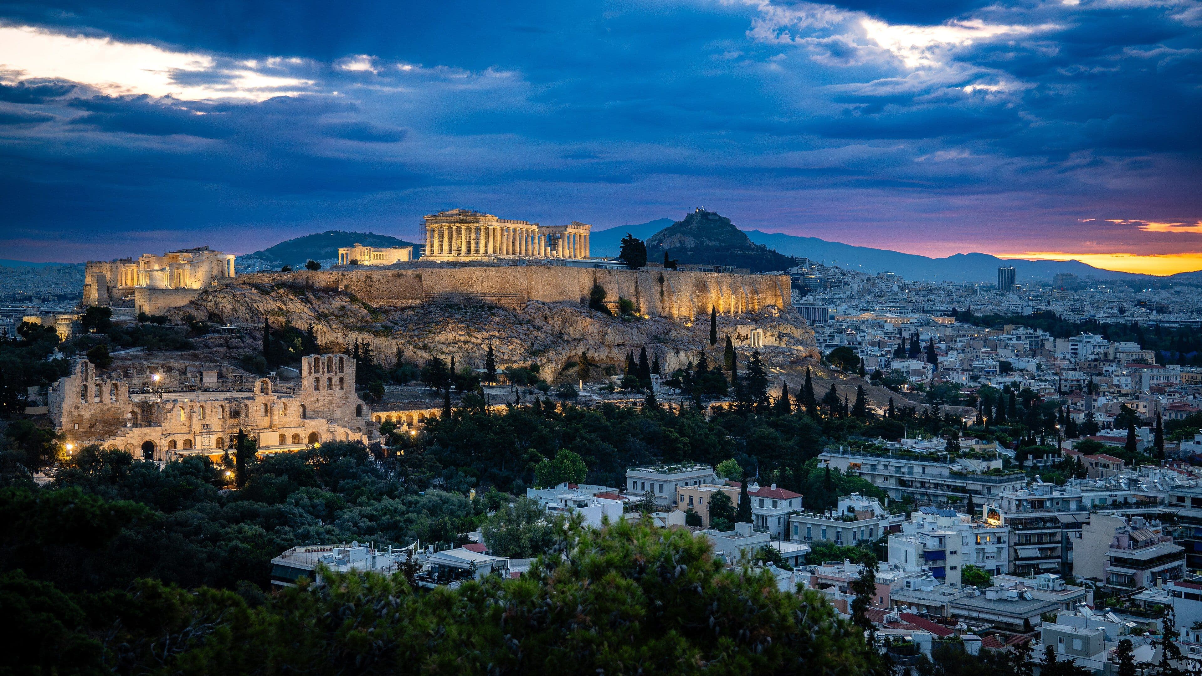 La Acrópolis de Atenas al amanecer, con la ciudad alrededor