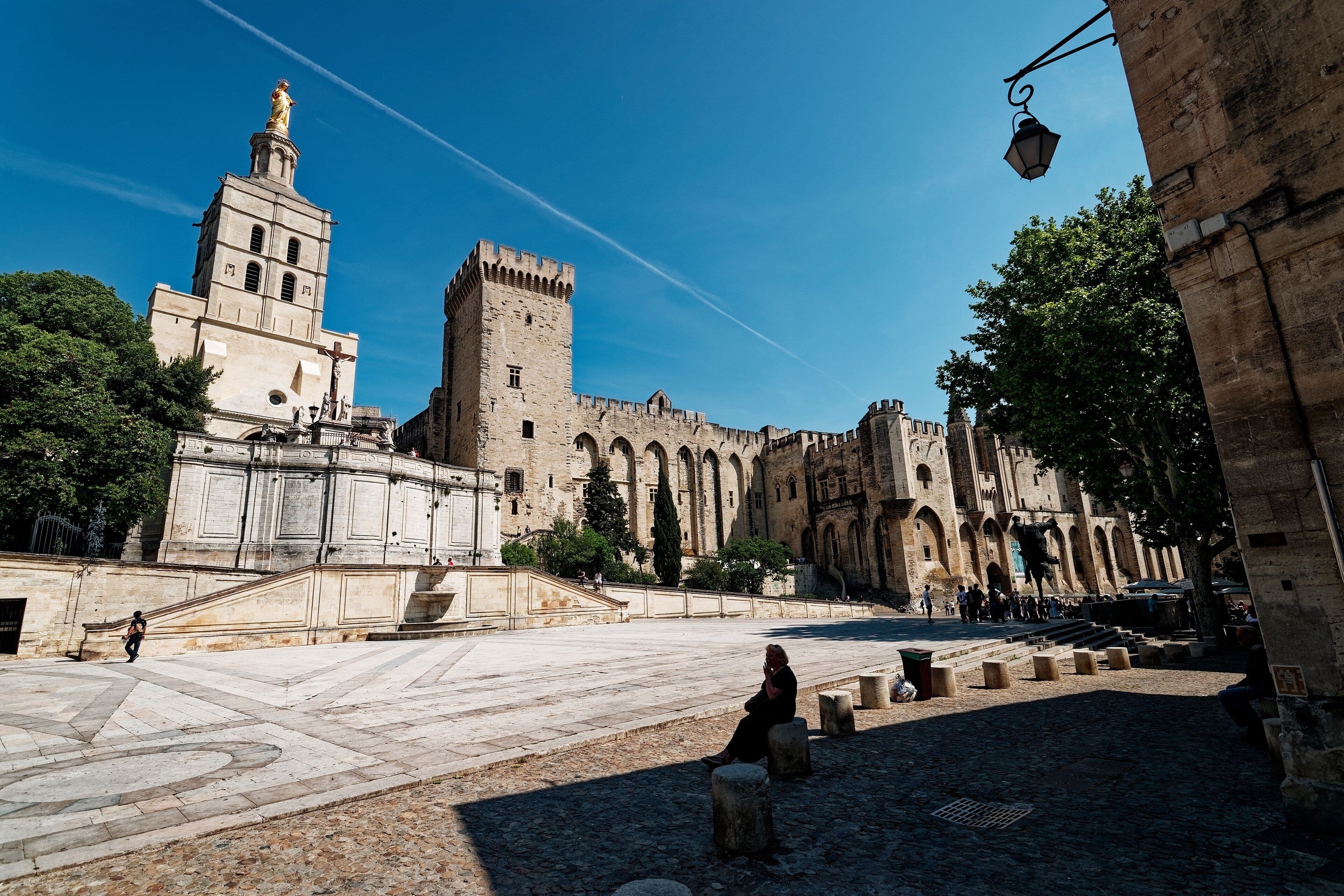 La plaza del Palacio de los Papas de Aviñón, con la catedral de Notre-Dame des Doms