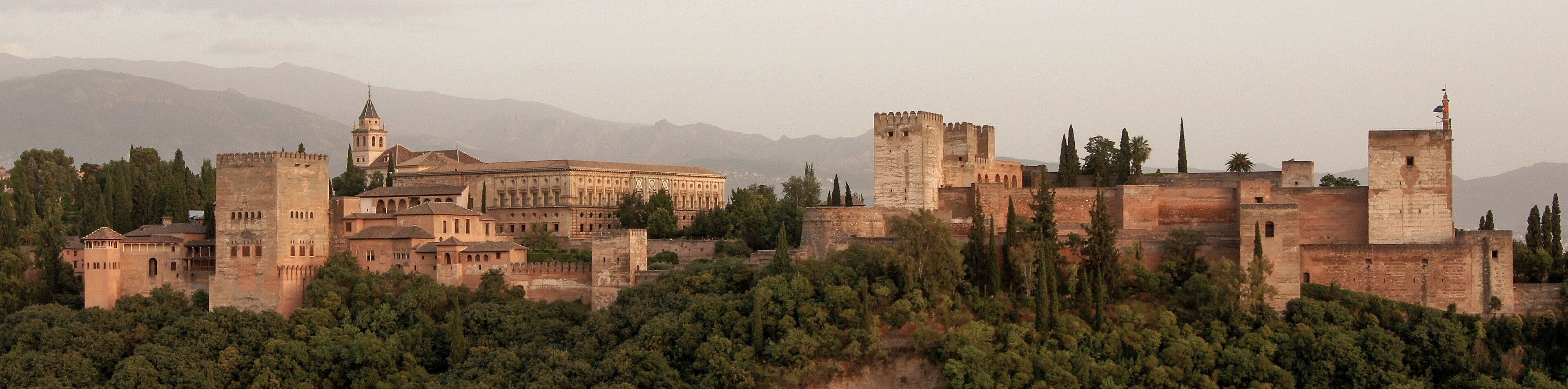 Vista panorámica de la Alhambra desde el mirador de San Nicolás al atardecer