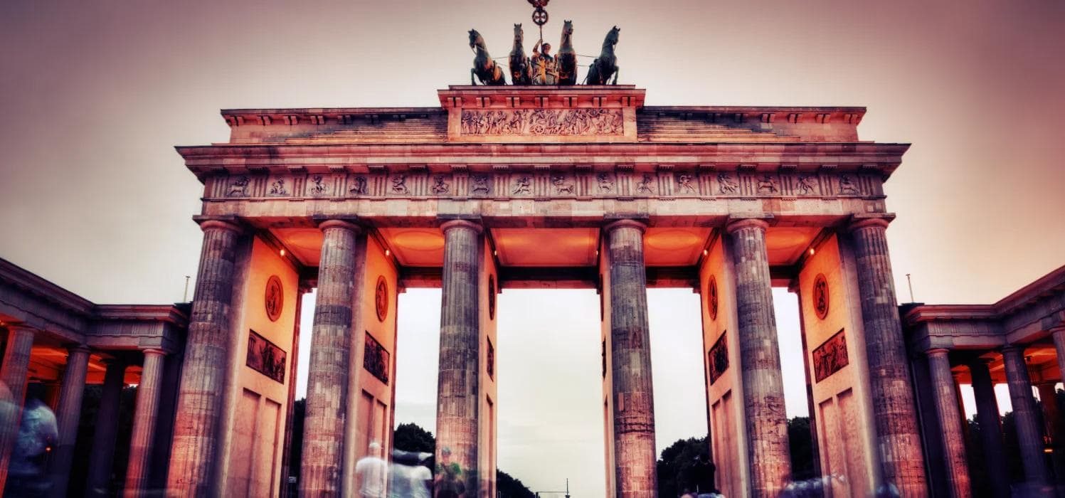 Puerta de Brandeburgo de Berlín iluminada al atardecer, con la cuadriga sobre las columnas
