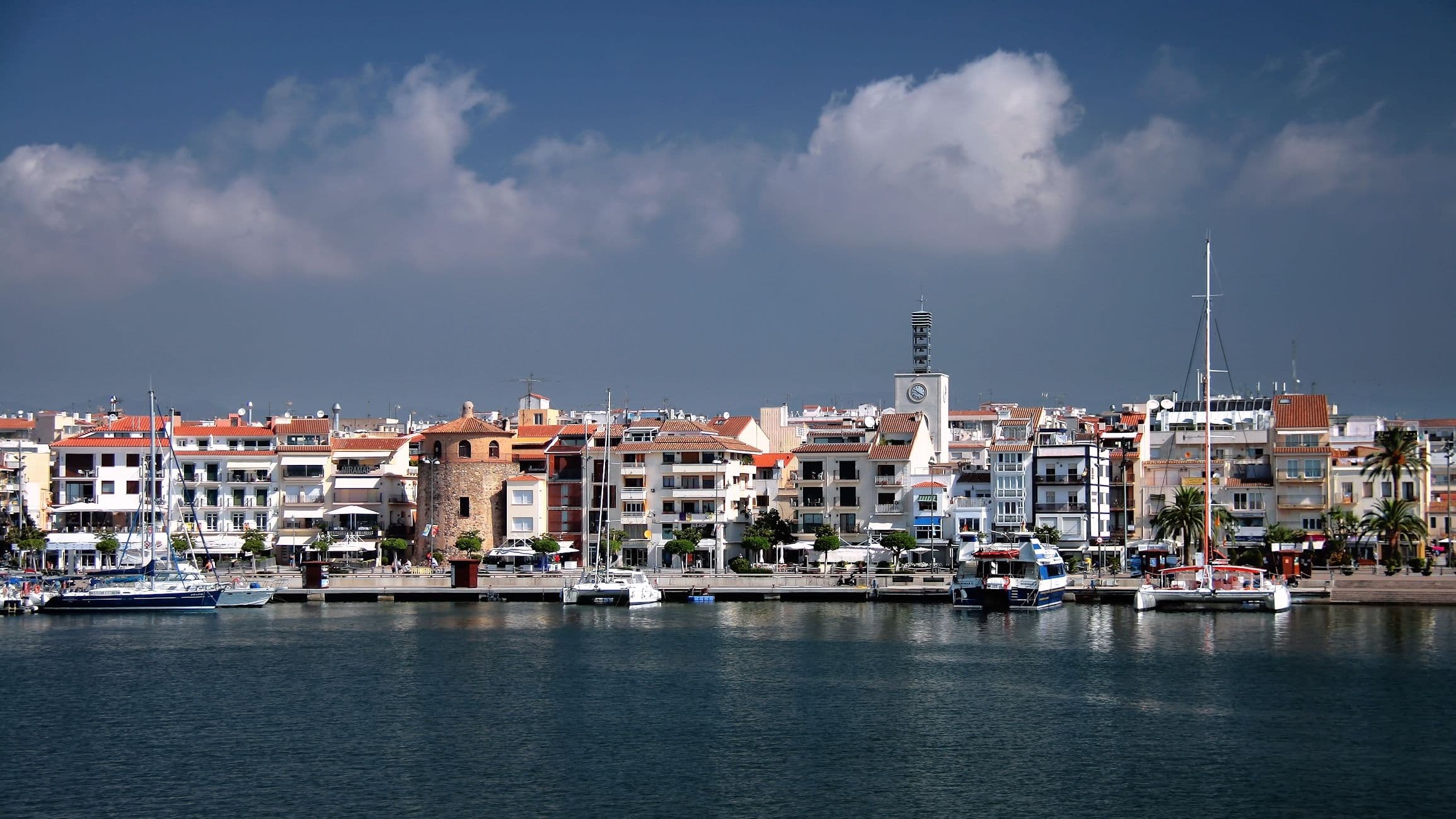 El puerto pesquero de Cambrils, con las barcas amarradas y el pueblo al fondo