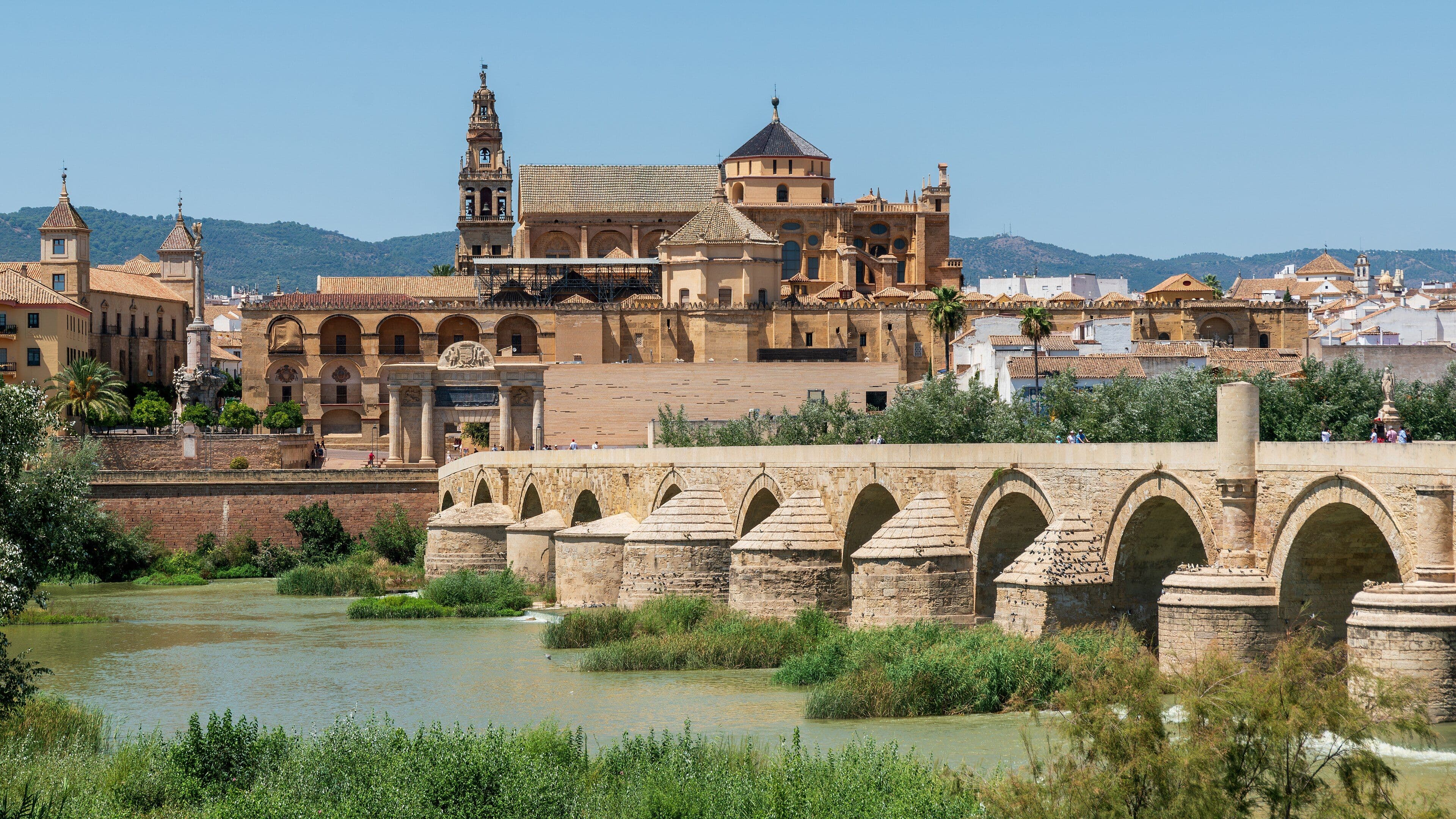 El centro histórico de Córdoba con la Mezquita-Catedral y el Puente Romano