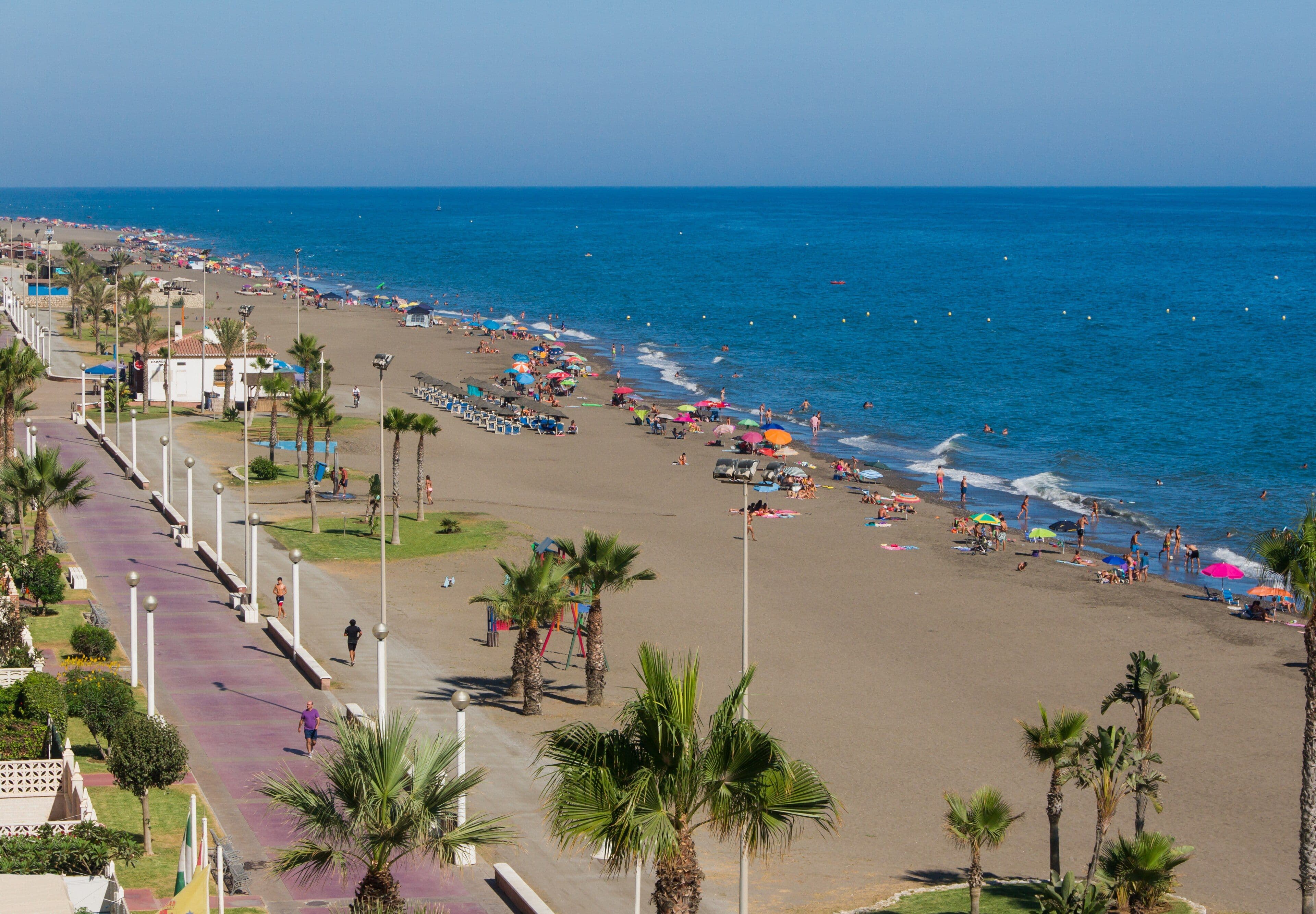 Playa de Rincón de la Victoria con el Mediterráneo y la línea de costa