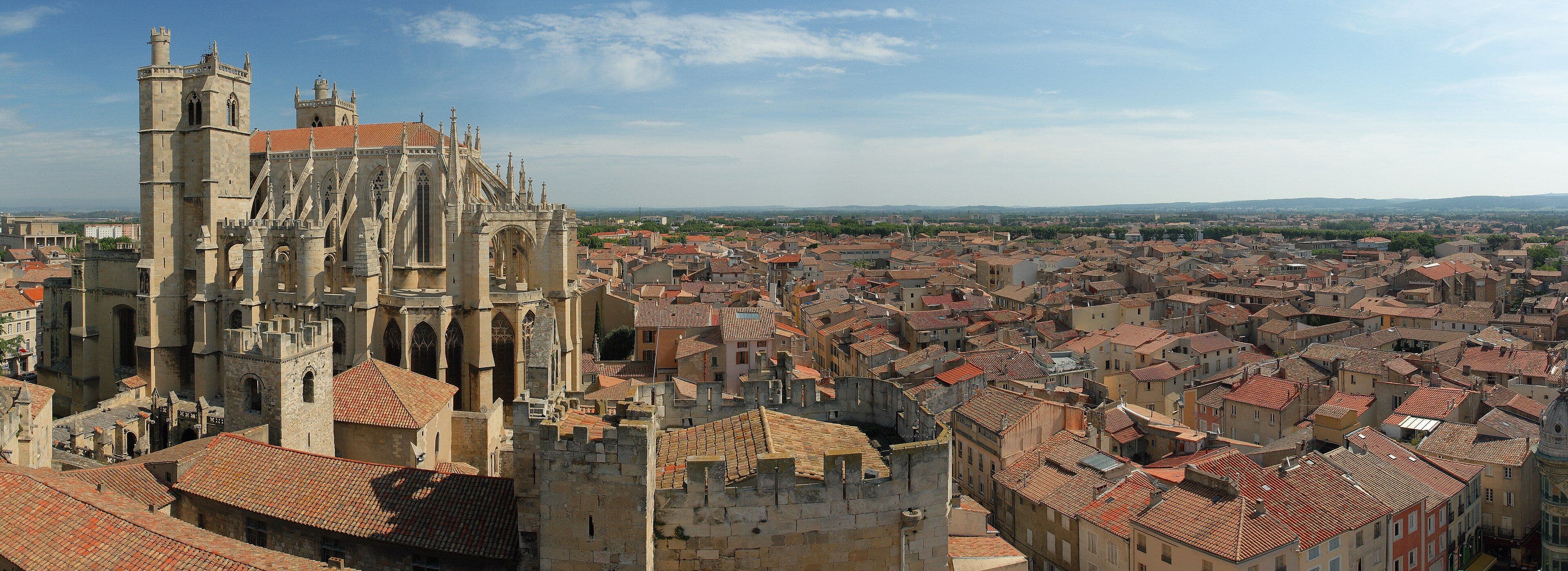 Panorámica de Narbona desde el torreón Gilles Aycelin, con la catedral de Saint-Just y sus arbotantes a la izquierda y los tejados del casco antiguo extendiéndose hasta el horizonte