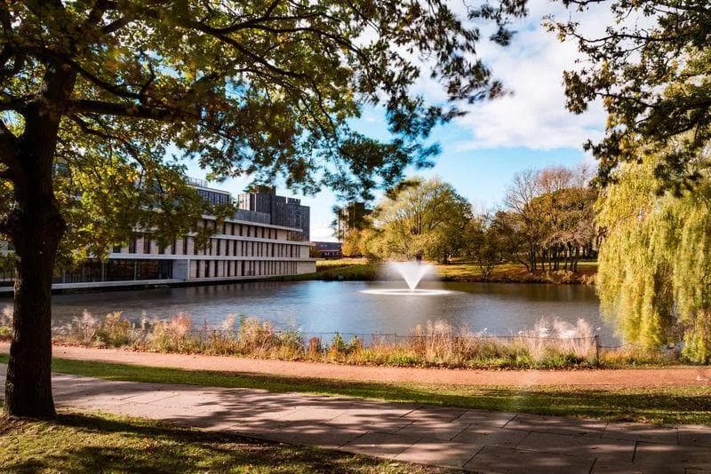 Campus universitario en Colchester, con el lago y los jardines