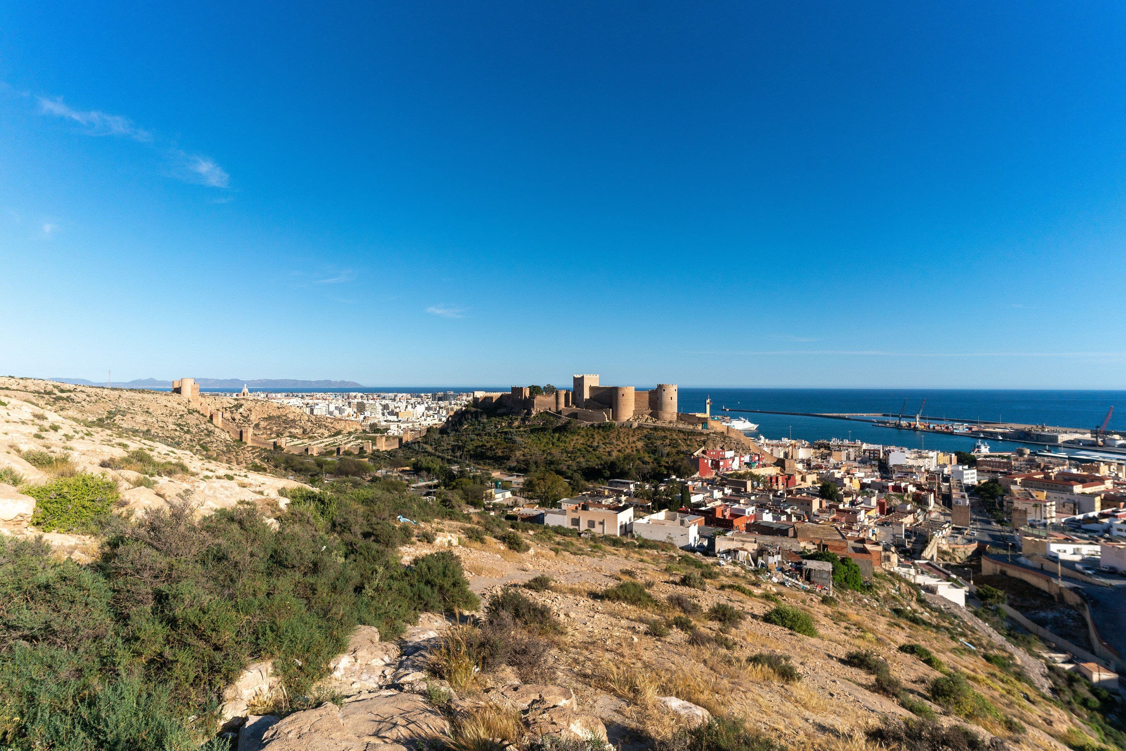 Vista de Almería desde el cerro, con la Alcazaba sobre la ciudad y el puerto al fondo