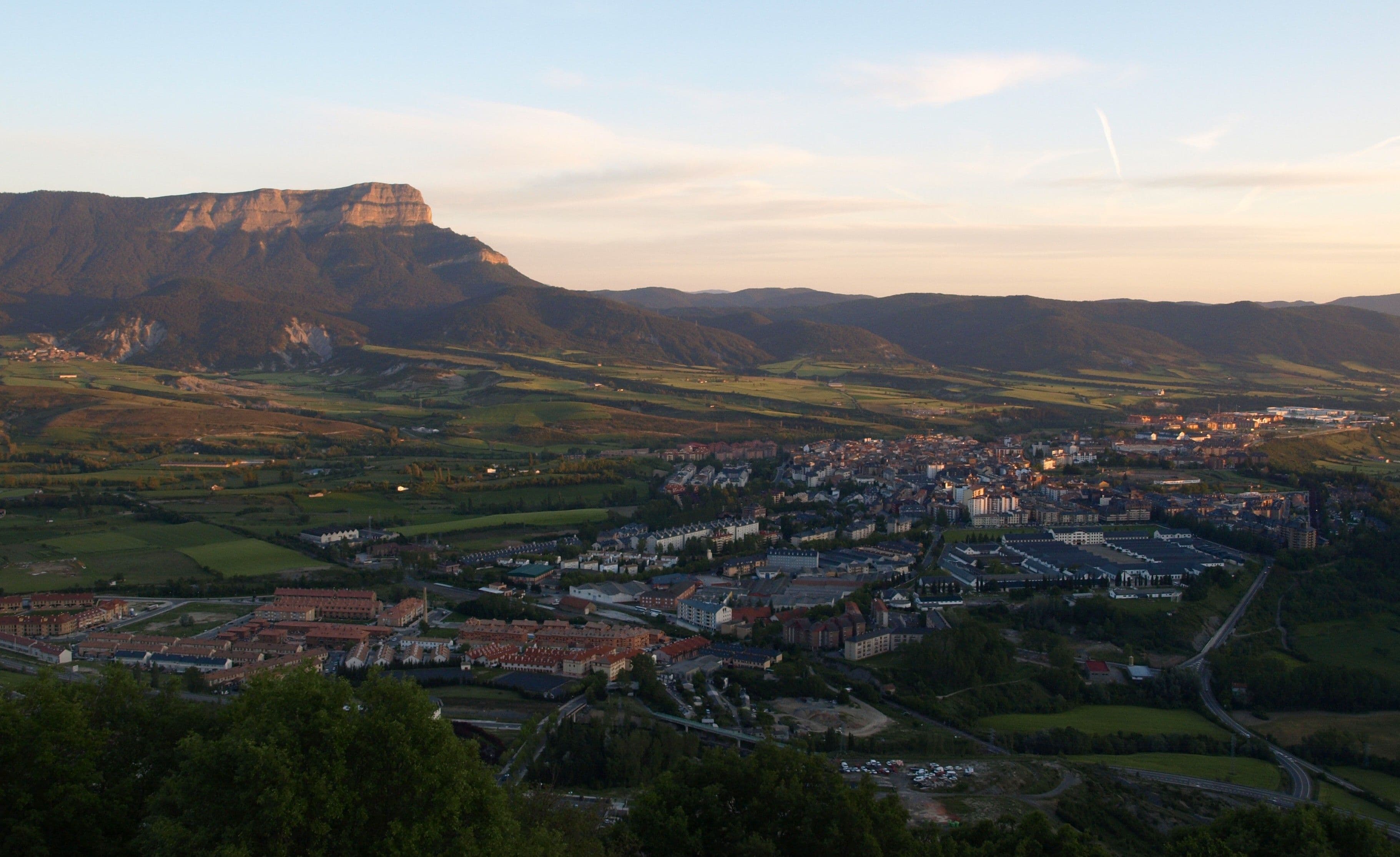 Jaca al atardecer vista desde el cerro de Rapitán, con la Peña Oroel recortada al fondo