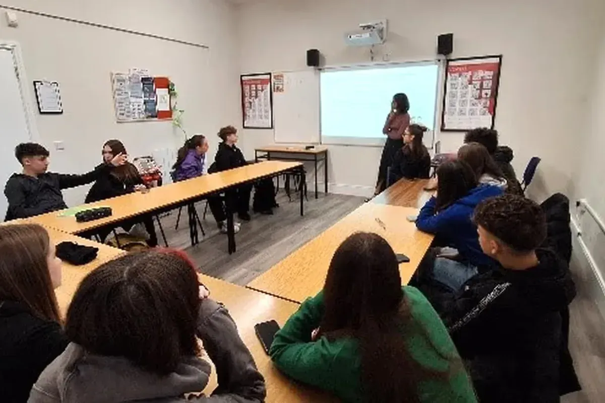 Aula con alumnos durante una sesión en Ennis