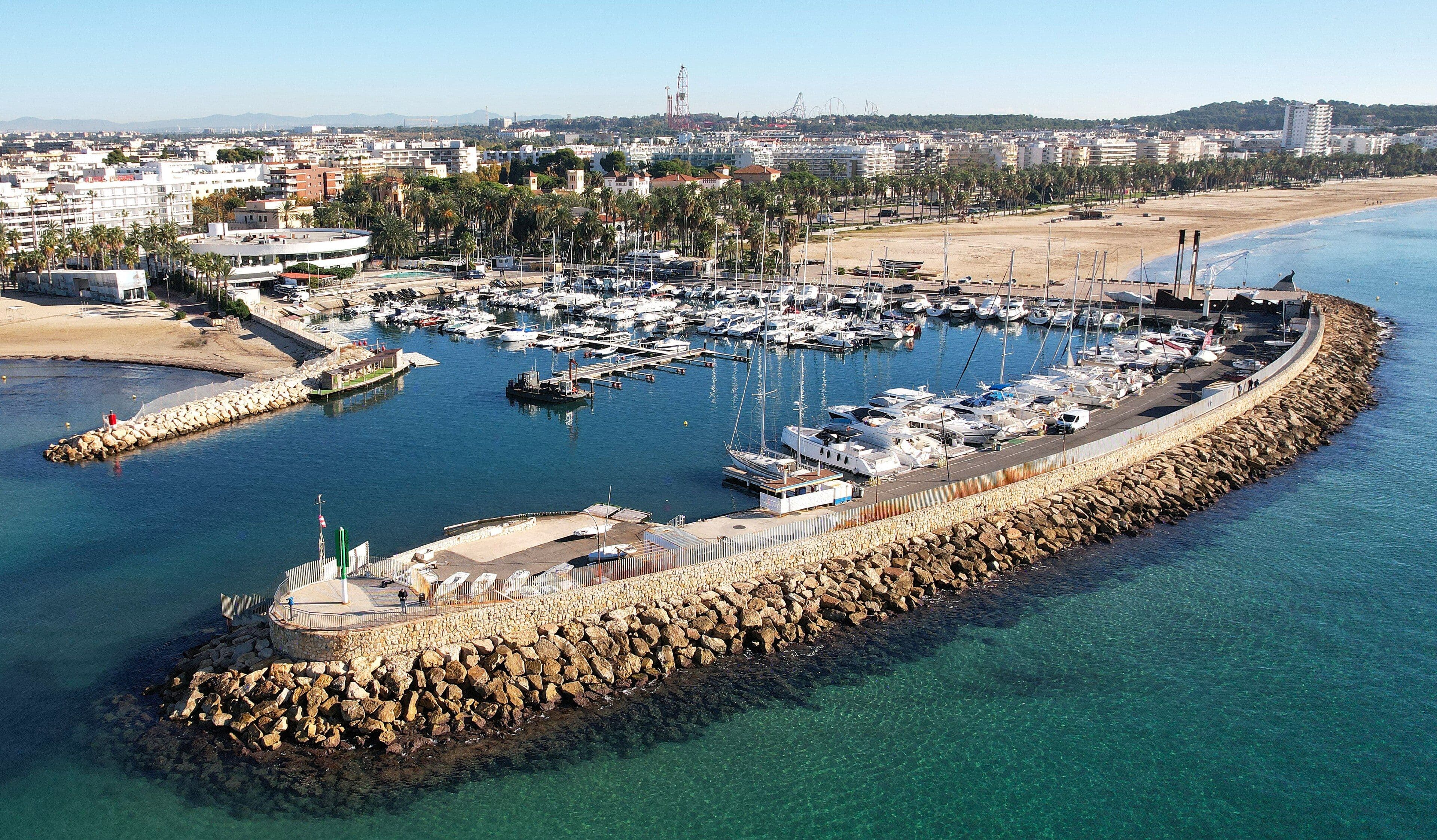 Vista aérea del puerto deportivo de Salou con la playa y el pueblo al fondo